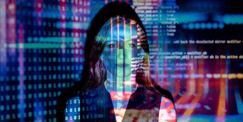 Artikelbild: Frau SRE-DevOps-Expertin angestrahlt mit Code